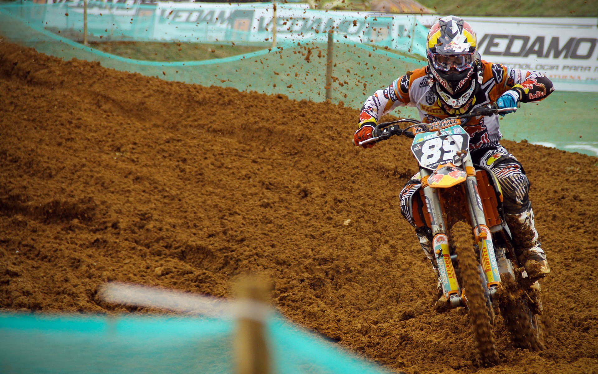 福登与中场核心的配合成为球队攻势发动的发动机，福登过人集锦